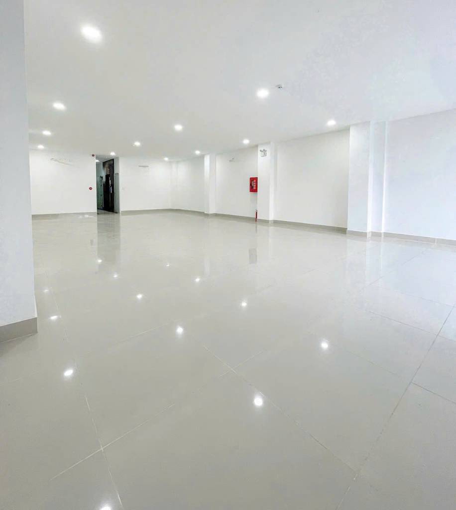 Cho thuê mặt bằng 140m2 mặt tiền Hà Huy Giáp, phía trên là CHDV 90 phòng